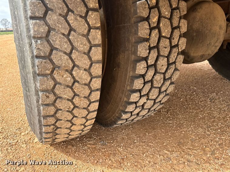 image for item EQ1232 2004 International 4300 utility / service truck