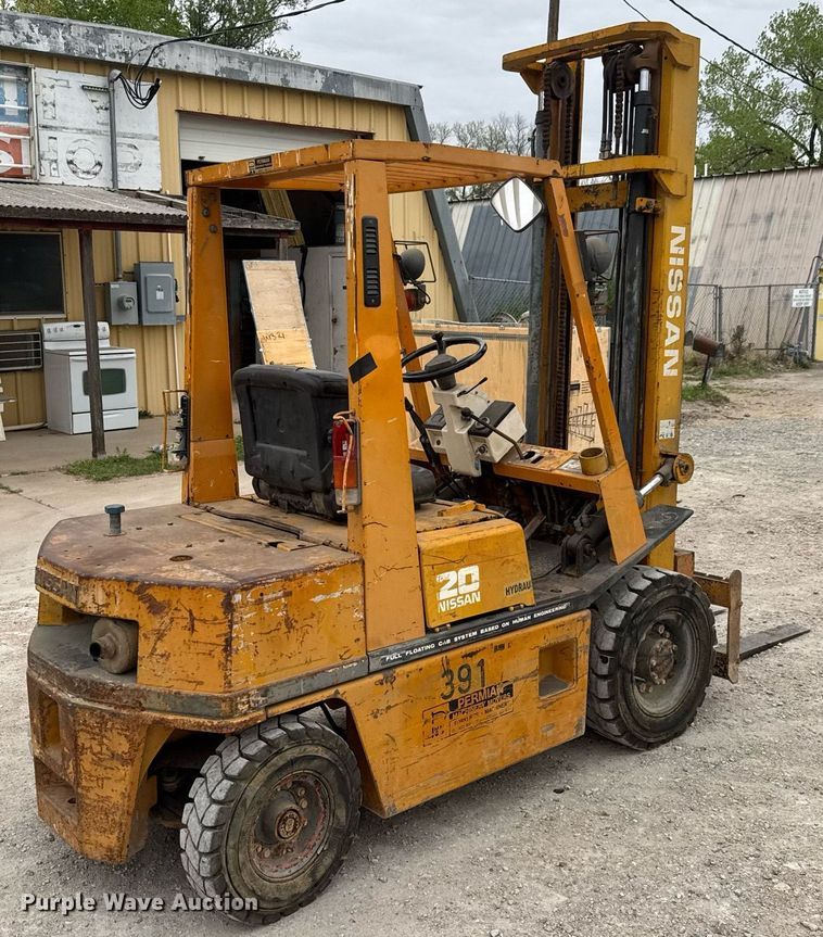 image for item EQ1355 Nissan PH02 forklift