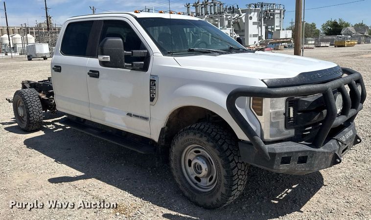 image for item EQ1394 2019 Ford F350 Super Duty Crew Cab pickup truck cab and chassis