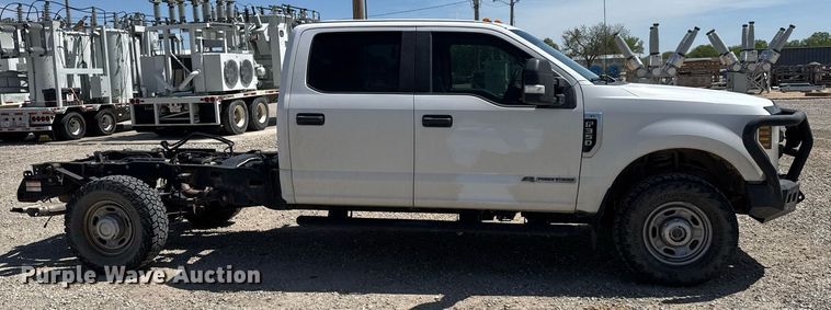 image for item EQ1394 2019 Ford F350 Super Duty Crew Cab pickup truck cab and chassis