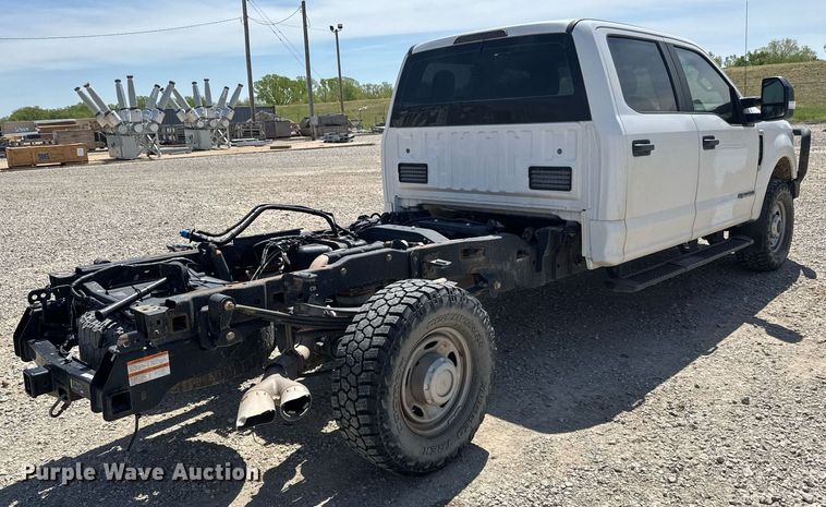 image for item EQ1394 2019 Ford F350 Super Duty Crew Cab pickup truck cab and chassis