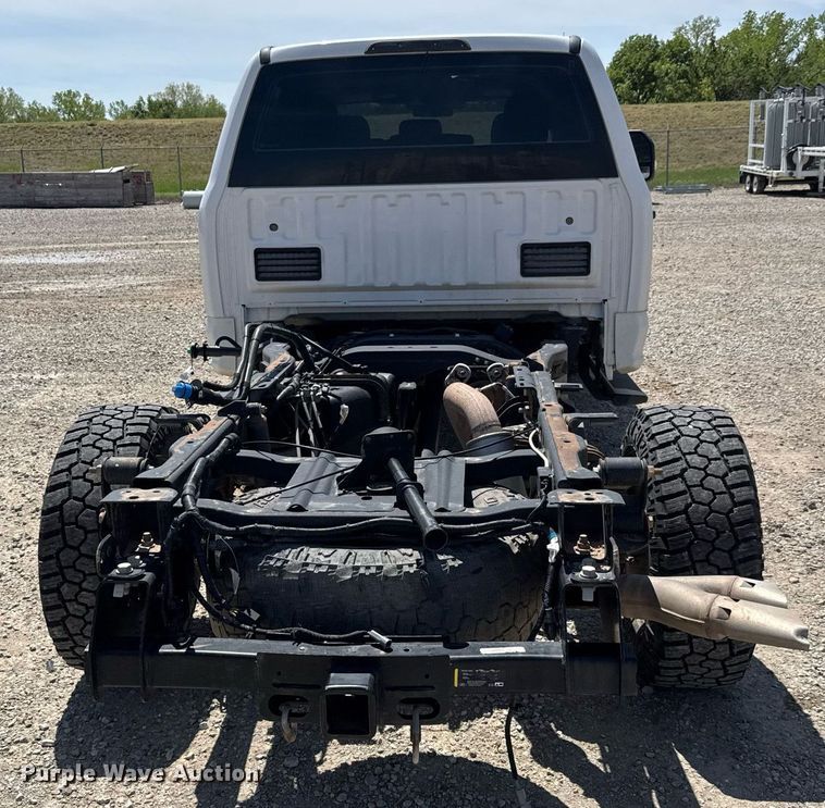 image for item EQ1394 2019 Ford F350 Super Duty Crew Cab pickup truck cab and chassis