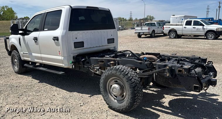 image for item EQ1394 2019 Ford F350 Super Duty Crew Cab pickup truck cab and chassis