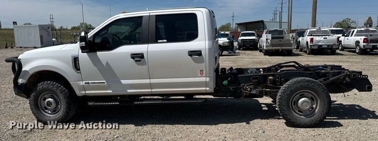 image for item EQ1394 2019 Ford F350 Super Duty Crew Cab pickup truck cab and chassis