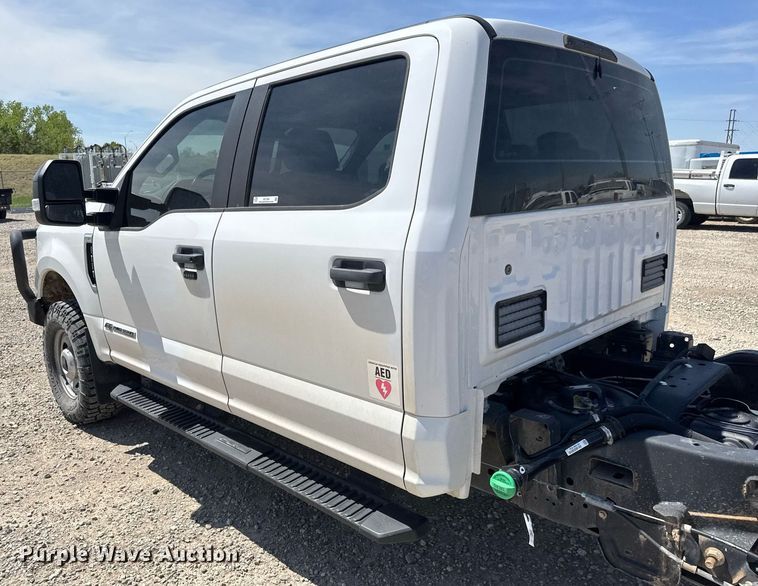 image for item EQ1394 2019 Ford F350 Super Duty Crew Cab pickup truck cab and chassis