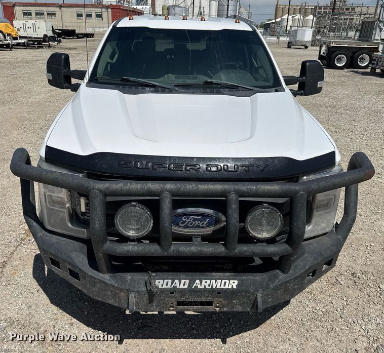image for item EQ1394 2019 Ford F350 Super Duty Crew Cab pickup truck cab and chassis