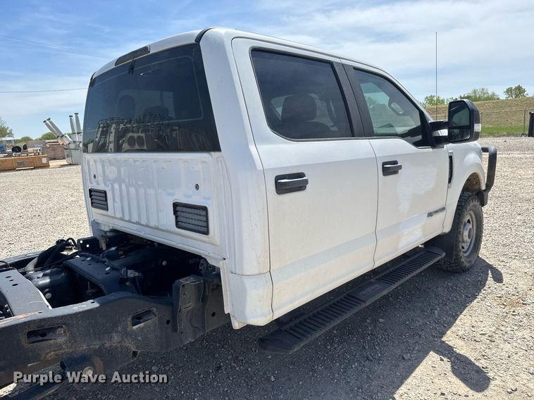 image for item EQ1394 2019 Ford F350 Super Duty Crew Cab pickup truck cab and chassis