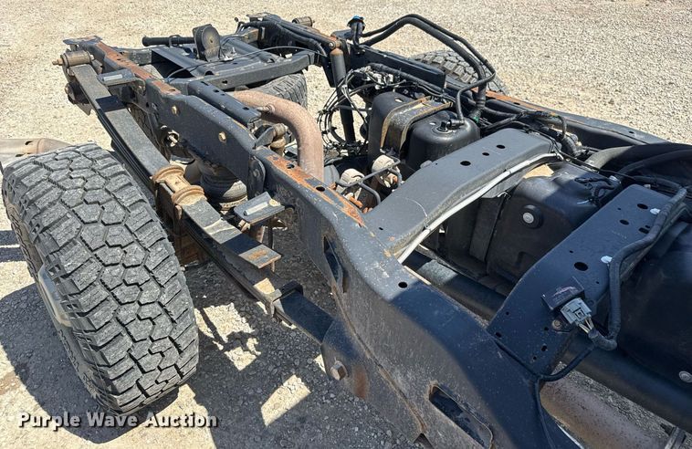 image for item EQ1394 2019 Ford F350 Super Duty Crew Cab pickup truck cab and chassis