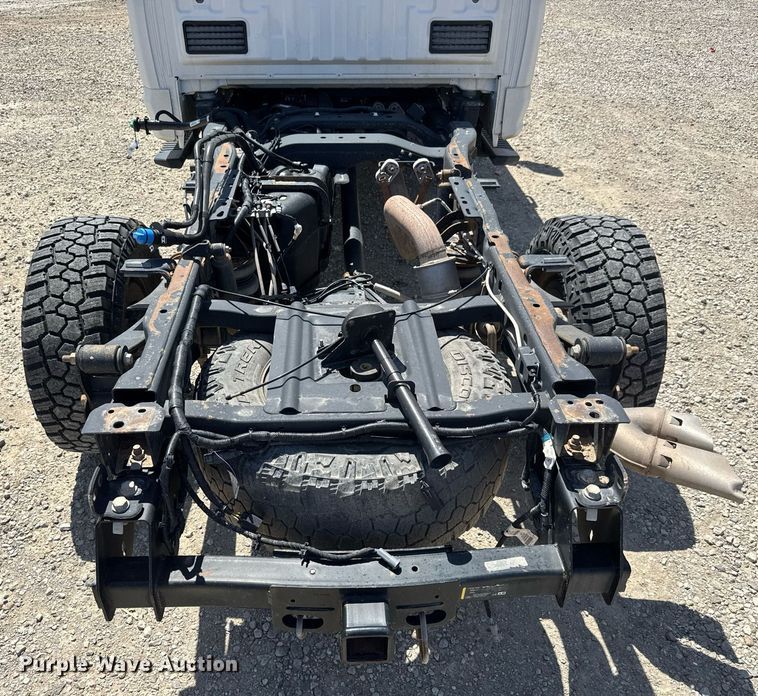 image for item EQ1394 2019 Ford F350 Super Duty Crew Cab pickup truck cab and chassis