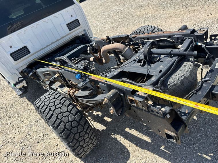 image for item EQ1394 2019 Ford F350 Super Duty Crew Cab pickup truck cab and chassis