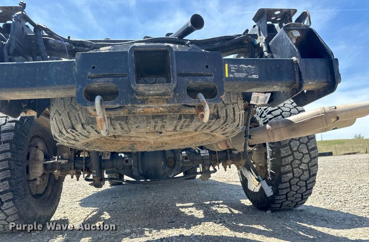 image for item EQ1394 2019 Ford F350 Super Duty Crew Cab pickup truck cab and chassis