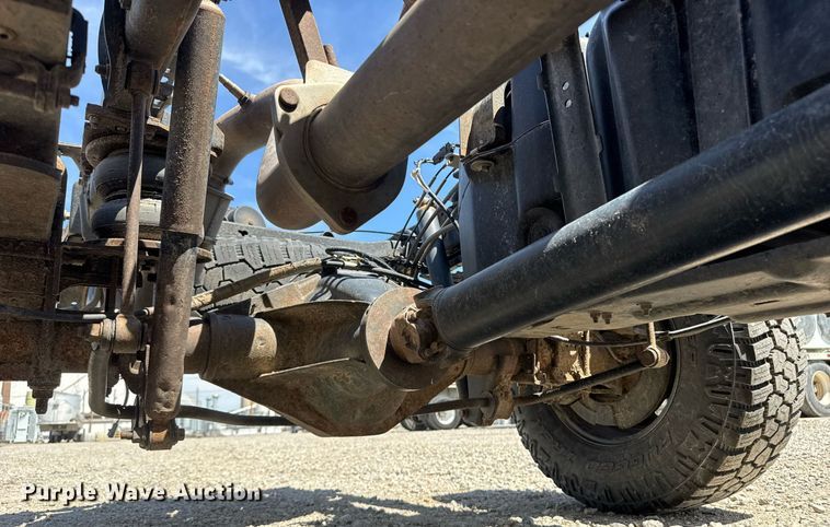 image for item EQ1394 2019 Ford F350 Super Duty Crew Cab pickup truck cab and chassis