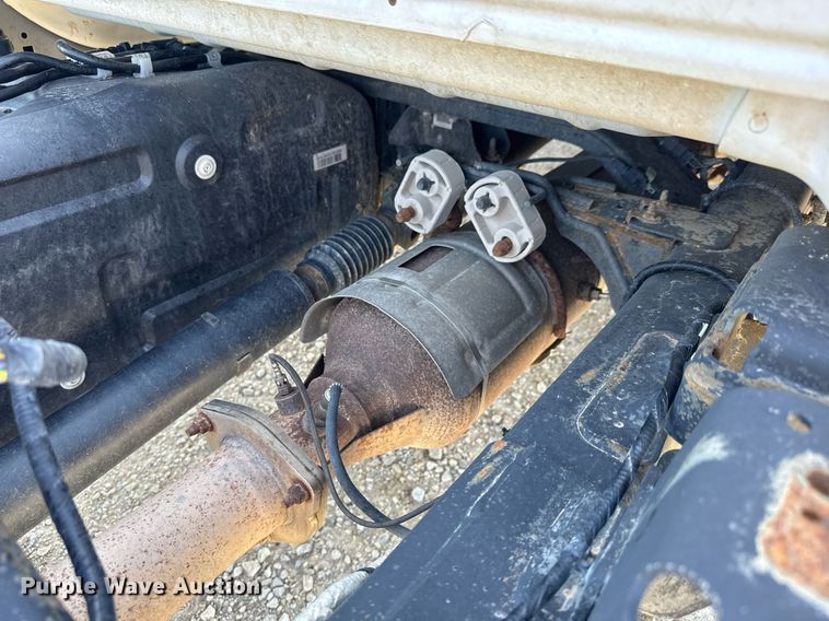 image for item EQ1394 2019 Ford F350 Super Duty Crew Cab pickup truck cab and chassis