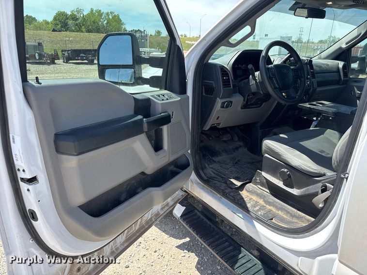 image for item EQ1394 2019 Ford F350 Super Duty Crew Cab pickup truck cab and chassis