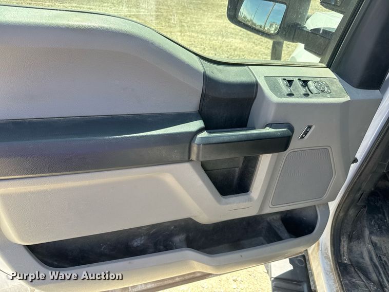 image for item EQ1394 2019 Ford F350 Super Duty Crew Cab pickup truck cab and chassis