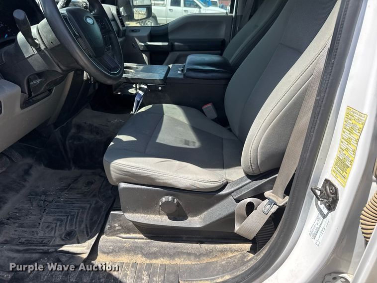 image for item EQ1394 2019 Ford F350 Super Duty Crew Cab pickup truck cab and chassis