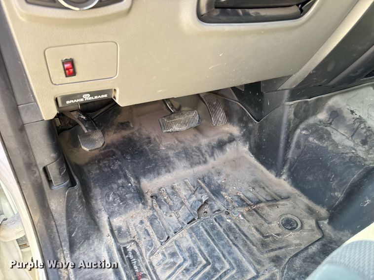 image for item EQ1394 2019 Ford F350 Super Duty Crew Cab pickup truck cab and chassis