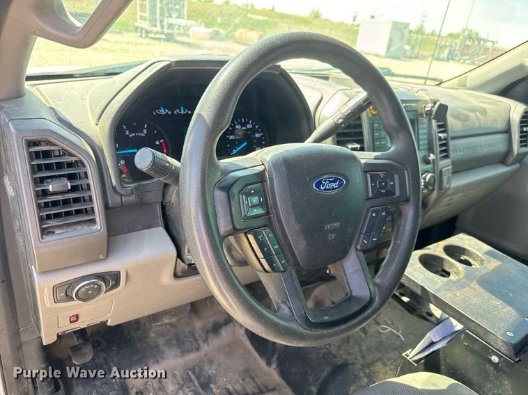 image for item EQ1394 2019 Ford F350 Super Duty Crew Cab pickup truck cab and chassis