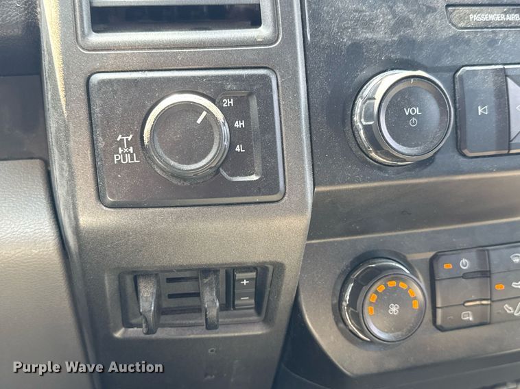 image for item EQ1394 2019 Ford F350 Super Duty Crew Cab pickup truck cab and chassis