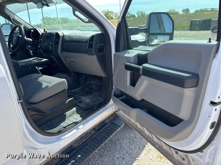 image for item EQ1394 2019 Ford F350 Super Duty Crew Cab pickup truck cab and chassis