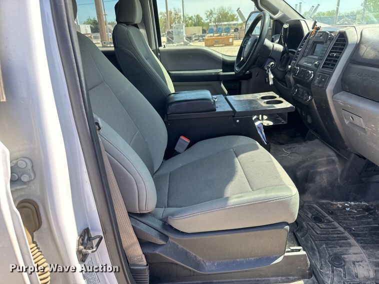 image for item EQ1394 2019 Ford F350 Super Duty Crew Cab pickup truck cab and chassis