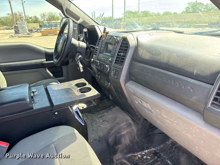 image for item EQ1394 2019 Ford F350 Super Duty Crew Cab pickup truck cab and chassis