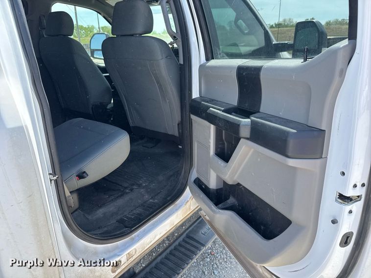 image for item EQ1394 2019 Ford F350 Super Duty Crew Cab pickup truck cab and chassis