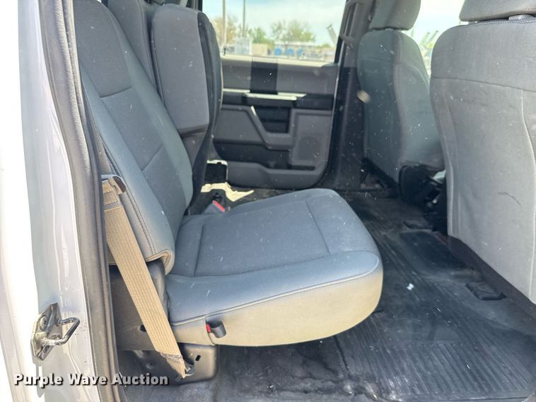 image for item EQ1394 2019 Ford F350 Super Duty Crew Cab pickup truck cab and chassis