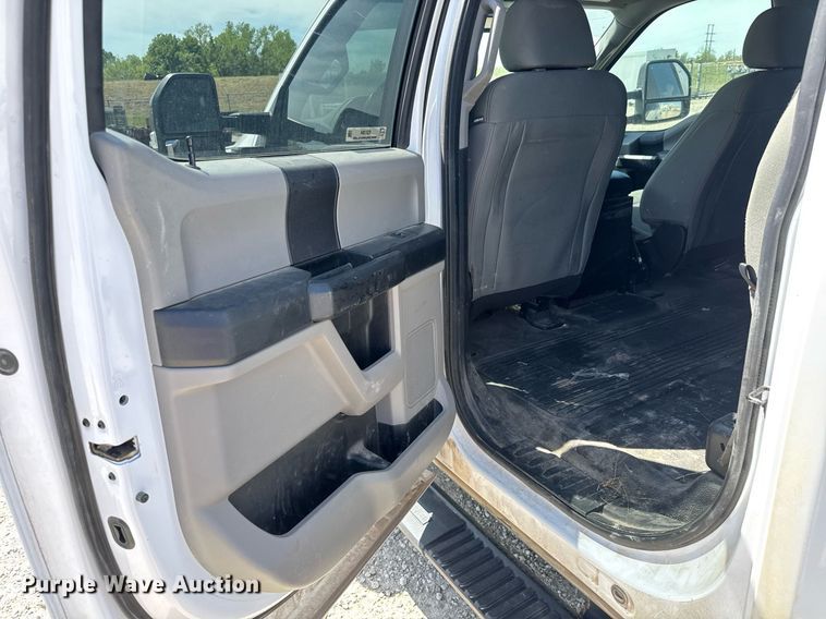 image for item EQ1394 2019 Ford F350 Super Duty Crew Cab pickup truck cab and chassis