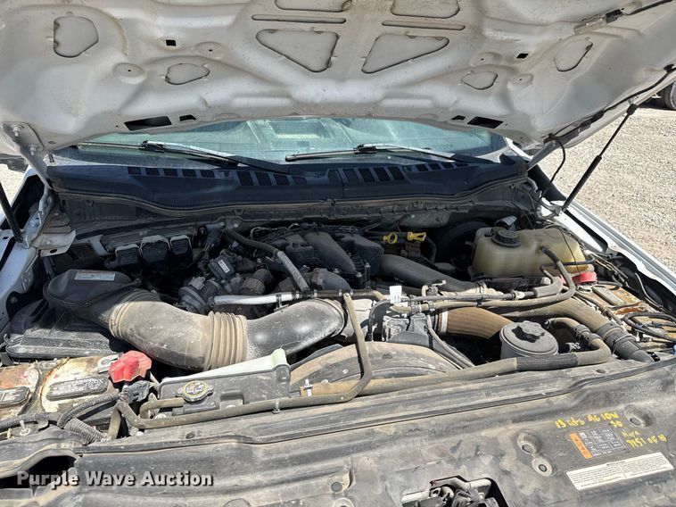 image for item EQ1394 2019 Ford F350 Super Duty Crew Cab pickup truck cab and chassis