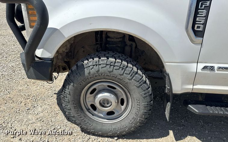 image for item EQ1394 2019 Ford F350 Super Duty Crew Cab pickup truck cab and chassis