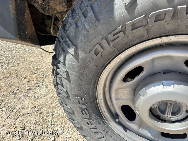 image for item EQ1394 2019 Ford F350 Super Duty Crew Cab pickup truck cab and chassis