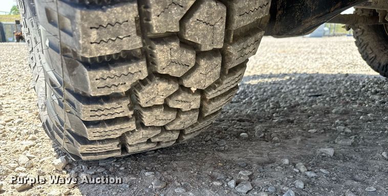 image for item EQ1394 2019 Ford F350 Super Duty Crew Cab pickup truck cab and chassis