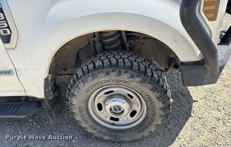 image for item EQ1394 2019 Ford F350 Super Duty Crew Cab pickup truck cab and chassis