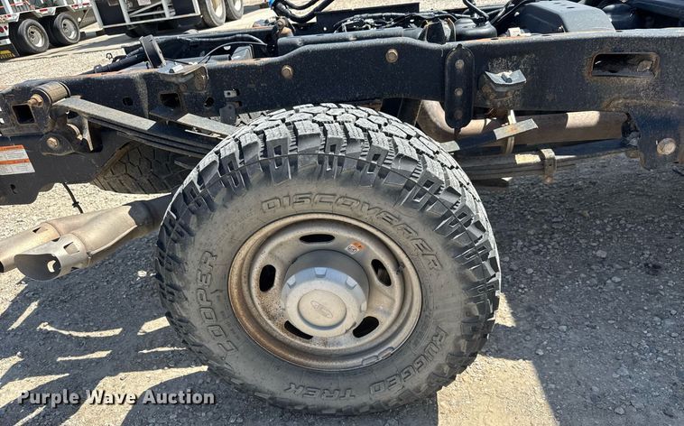 image for item EQ1394 2019 Ford F350 Super Duty Crew Cab pickup truck cab and chassis