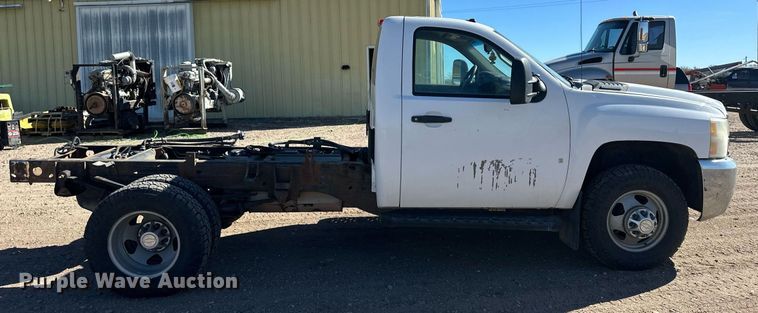 image for item ER8736 2008 Chevrolet Silverado 3500HD pickup truck cab and chassis