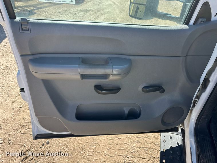 image for item ER8736 2008 Chevrolet Silverado 3500HD pickup truck cab and chassis