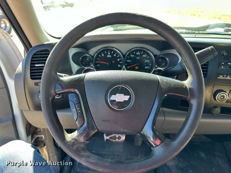 image for item ER8736 2008 Chevrolet Silverado 3500HD pickup truck cab and chassis