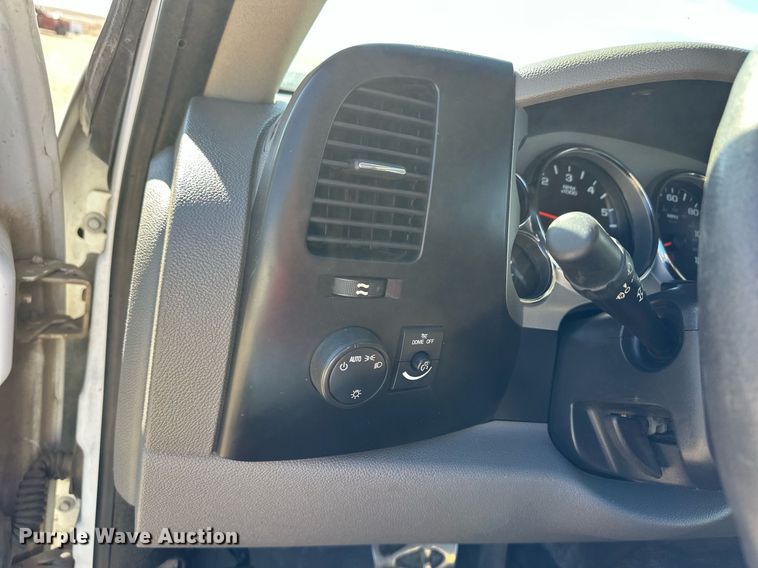 image for item ER8736 2008 Chevrolet Silverado 3500HD pickup truck cab and chassis