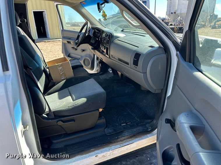 image for item ER8736 2008 Chevrolet Silverado 3500HD pickup truck cab and chassis