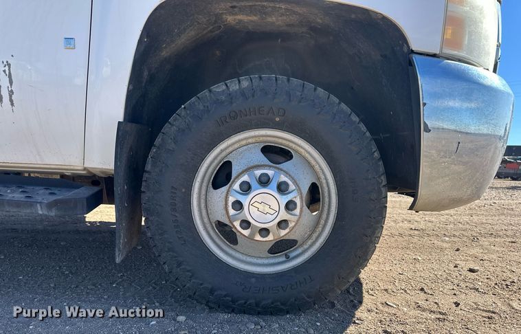 image for item ER8736 2008 Chevrolet Silverado 3500HD pickup truck cab and chassis