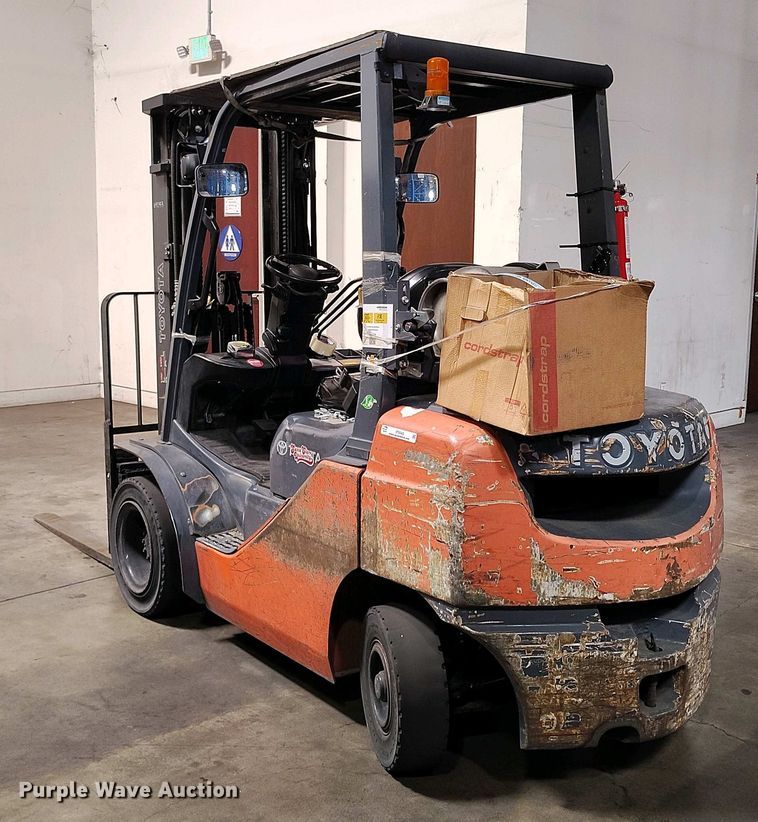 image for item IP9543 2015 Toyota 8FGU25 forklift