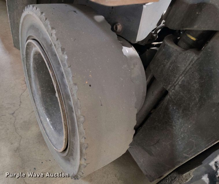 image for item IP9543 2015 Toyota 8FGU25 forklift