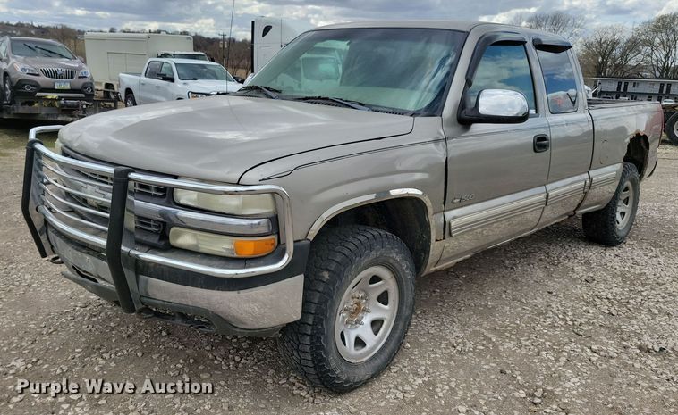 image for item NV9767 2002 Chevrolet Silverado 1500 Ext. Cab pickup truck