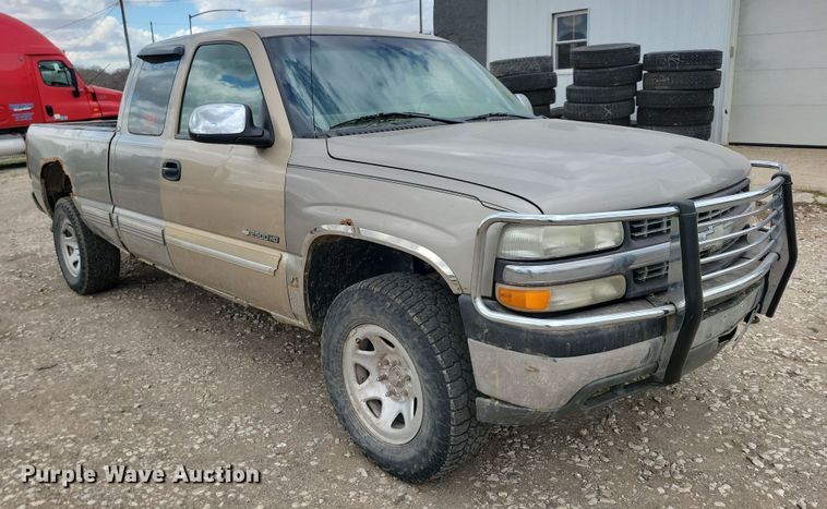 image for item NV9767 2002 Chevrolet Silverado 1500 Ext. Cab pickup truck