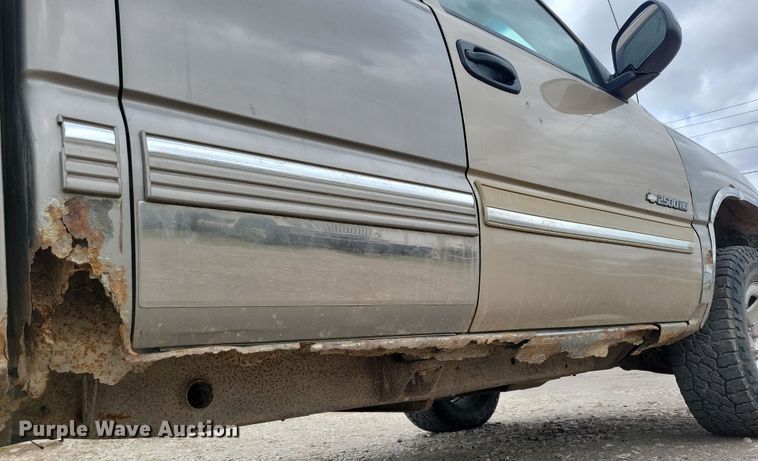 image for item NV9767 2002 Chevrolet Silverado 1500 Ext. Cab pickup truck