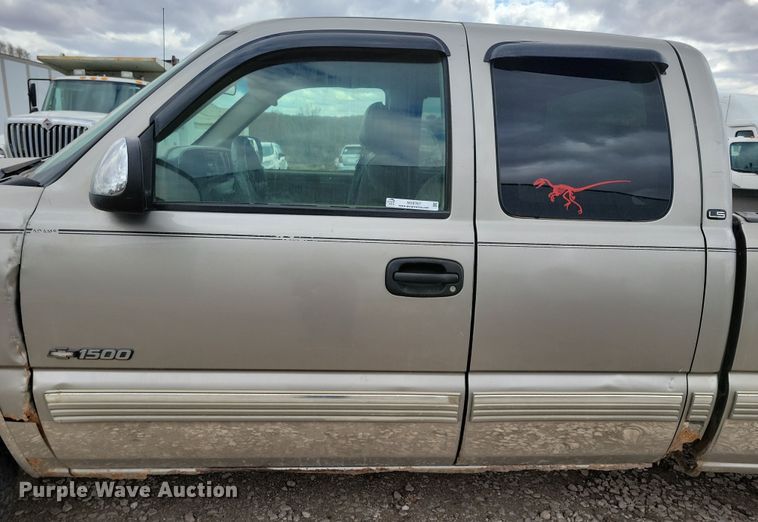 image for item NV9767 2002 Chevrolet Silverado 1500 Ext. Cab pickup truck