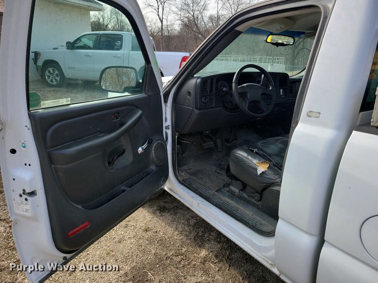 image for item NV9771 2003 Chevrolet Silverado 1500 pickup truck