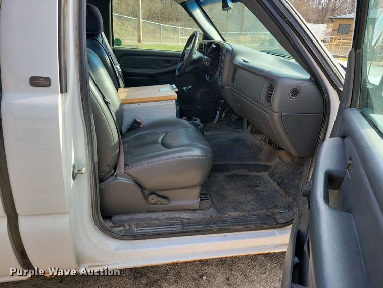 image for item NV9771 2003 Chevrolet Silverado 1500 pickup truck