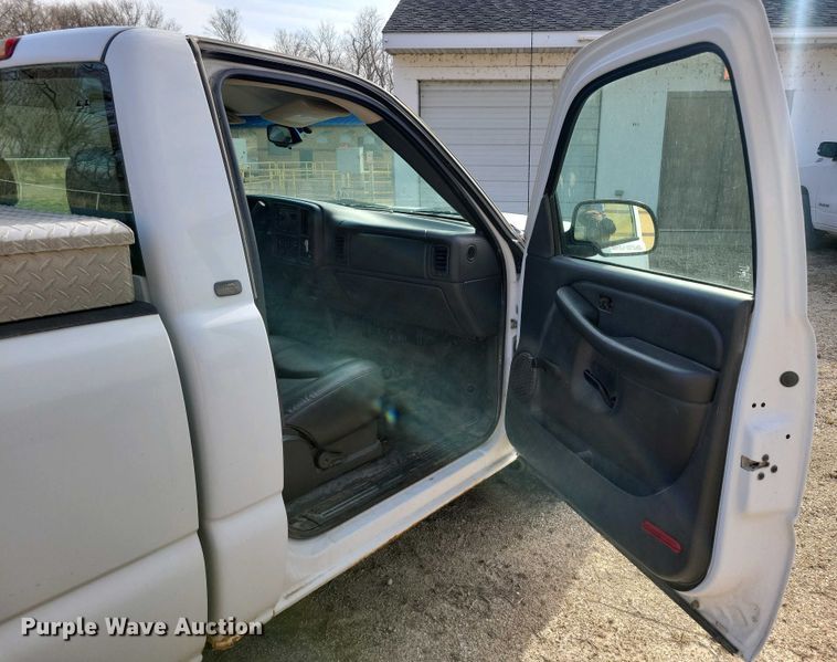 image for item NV9771 2003 Chevrolet Silverado 1500 pickup truck